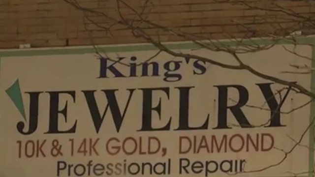 3 armed robbers tie up 69-year-old woman in violent jewelry store robbery