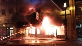 Fire burns South Loop laundromat