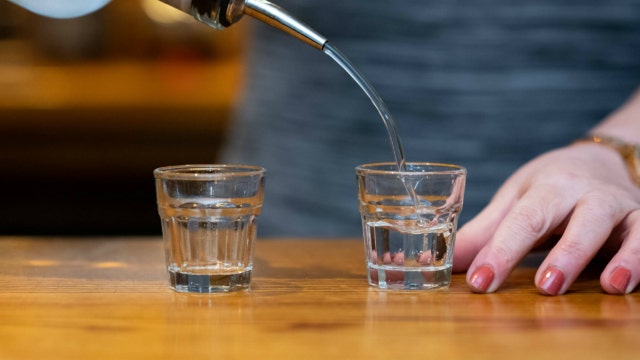 Chicago officials crack down on bars, restaurants that sell alcohol due to coronavirus