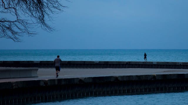 Mayor debates closing Chicago trails, parks; Police threaten arrest if orders violated