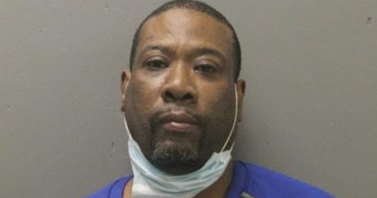 Man held on $750,000 bail after allegedly pointing gun at Chicago cops ...