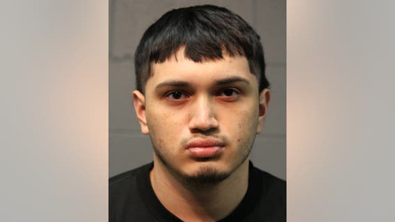 'Give me your f—— keys… I will shoot you,' robber tells off-duty CPD officer: police