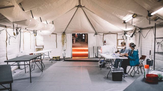 Volunteers deliver meals to Chicago hospitals during virus crisis