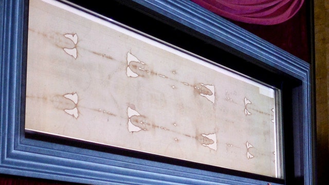 Pope celebrates Easter Mass, praises digital streaming of Shroud of Turin
