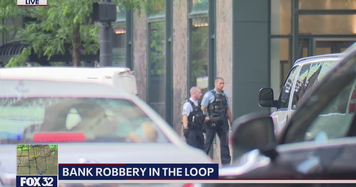 SWAT team responds to Loop bank robbery; suspect in custody | FOX 32 ...