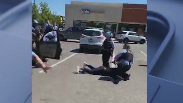 2 Chicago officers relieved of police powers after Brickyard Mall arrest caught on video