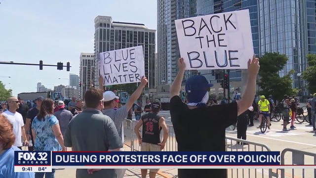 Supporters and opponents of police rally in Chicago