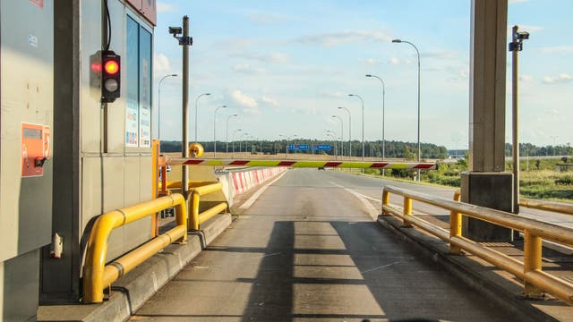 Woman mangles hand in Indiana toll collection booth