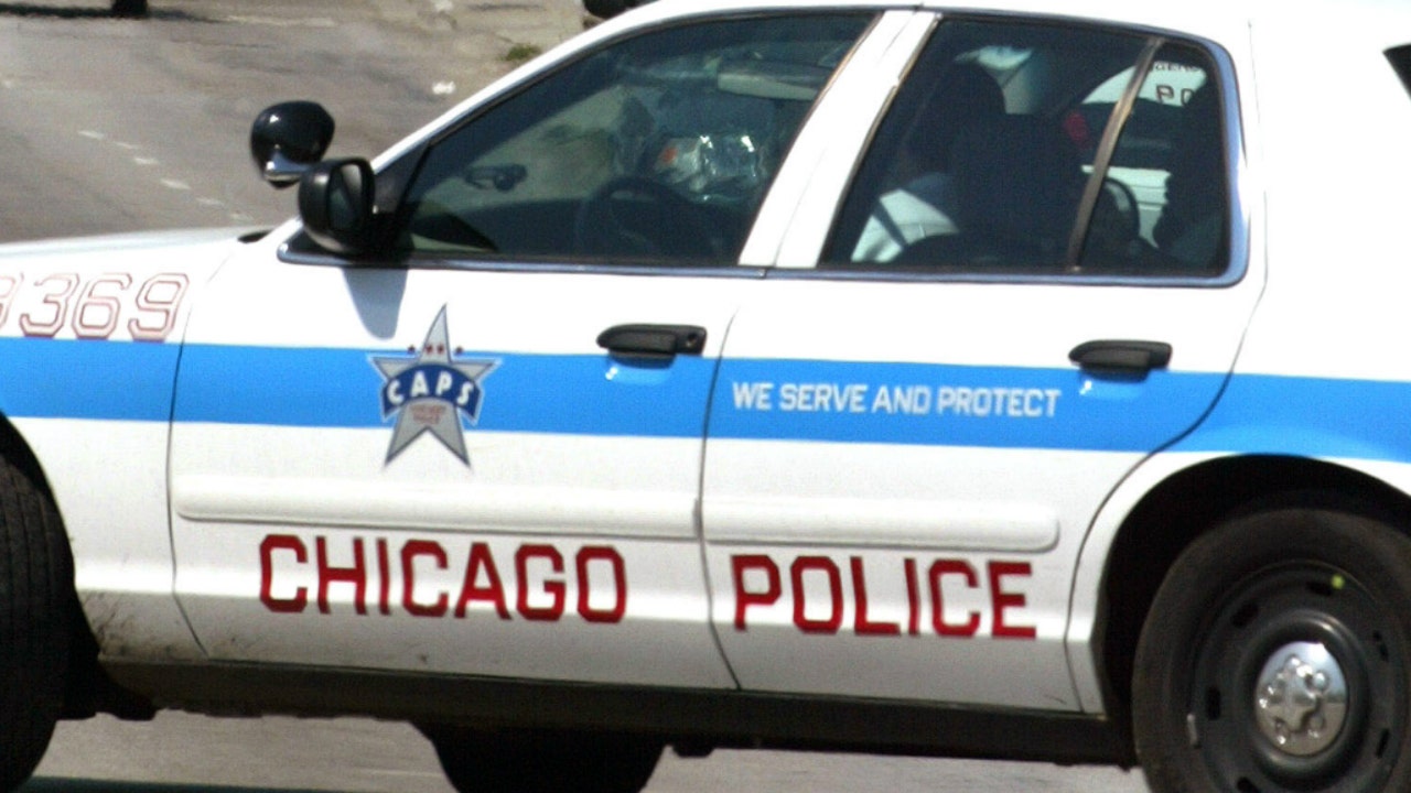 Chicago police: Man stabbed, robbed on South Side