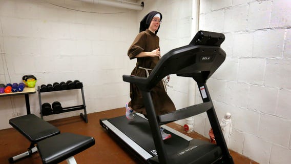 Chicago nun runs marathon on treadmill, raises $108K for charity