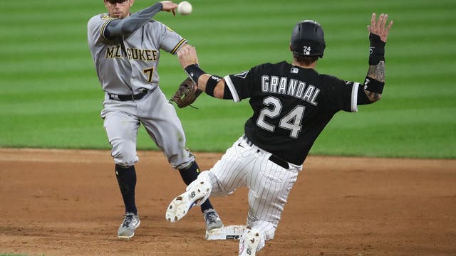 Houser strong, Brewers stop White Sox 6-game win streak, 1-0
