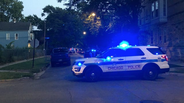 Logan Square man sets off SWAT standoff after threatening cops he wound get gun: police