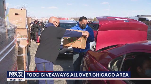 Volunteers hand out free food in Chicago area for Thanksgiving