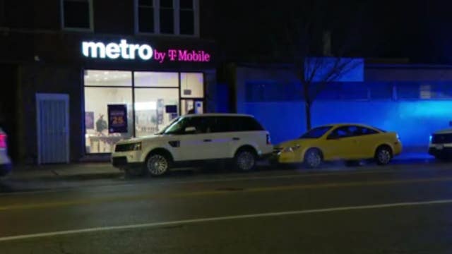 Man with concealed carry permit shoots and kills robbery suspect inside Chicago cell phone store