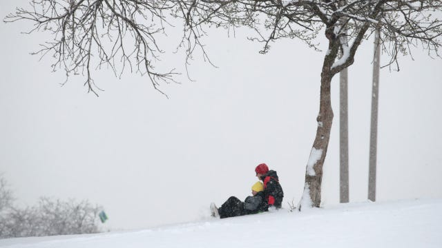 Light snow moving through the Chicago area