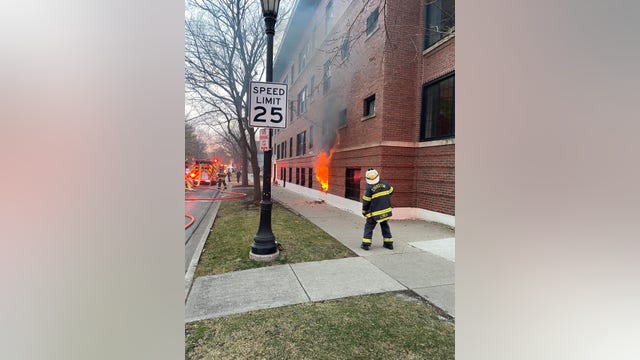 Firefighters extinguish Evanston apartment blaze