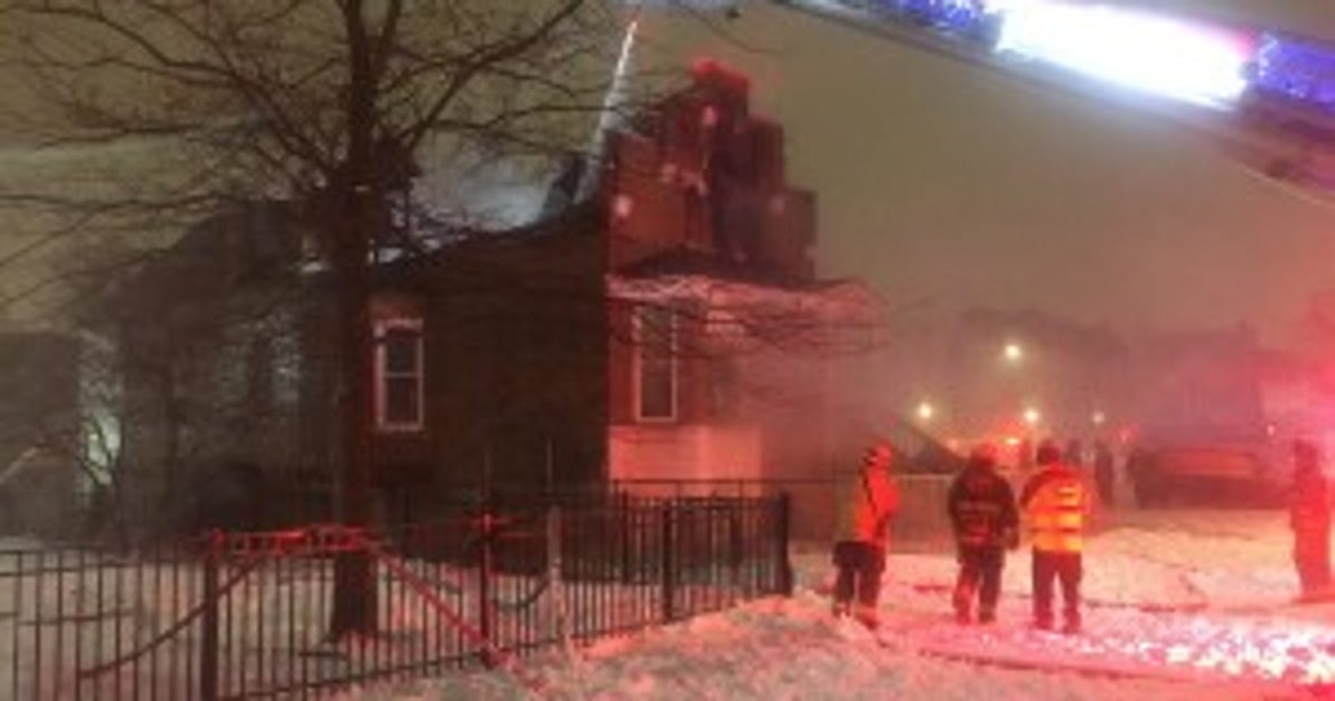 Crews battle building fire in Lawndale | FOX 32 Chicago