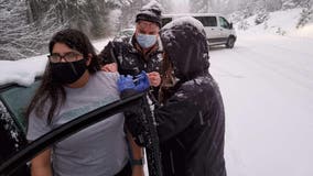 Oregon health workers vaccinate drivers while stranded by snow