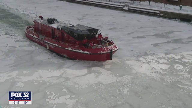 CFD breaking up ice on Chicago River amid cold snap