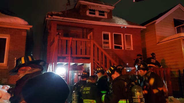 2 firefighters hurt in South Chicago fire