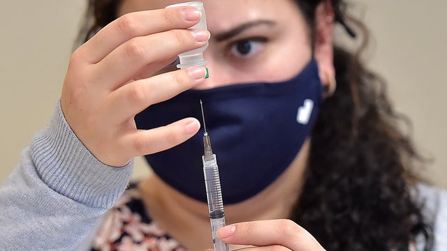 Illinois sets single-day vaccine record as Des Plaines mass vaccination site opens