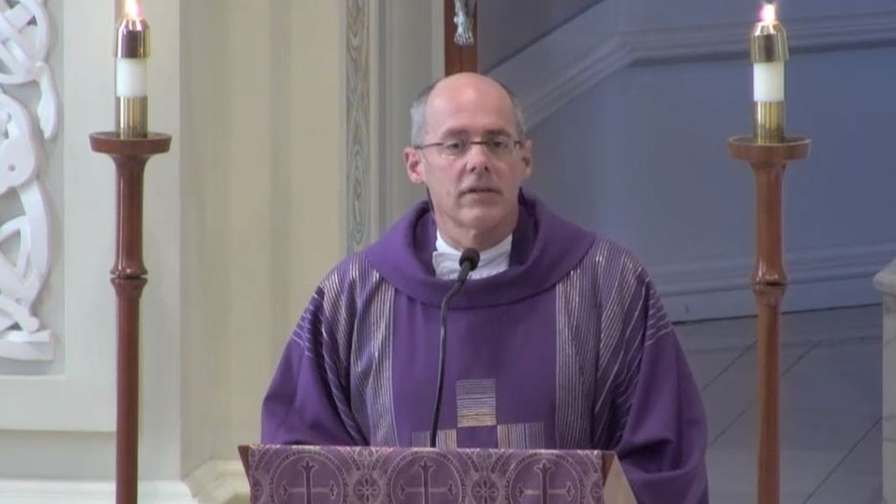 Father Tom Hurley of Chicago's Old St. Patrick's Church is stepping ...