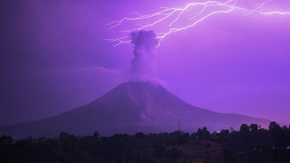 Lightning strikes erupting Indonesia volcano spewing 16,000-foot ash cloud