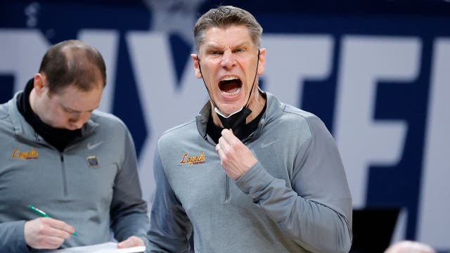 Oklahoma hires Loyola's Moser as men's hoops coach