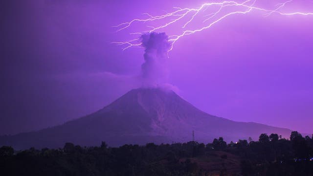 Lightning strikes erupting Indonesia volcano spewing 16,000-foot ash cloud