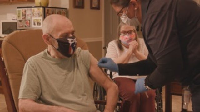 New program brings COVID-19 vaccine to homebound residents in Chicago