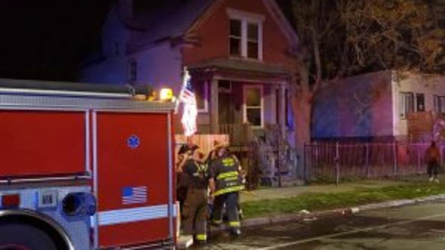1 killed, 1 critically hurt in West Garfield Park fire