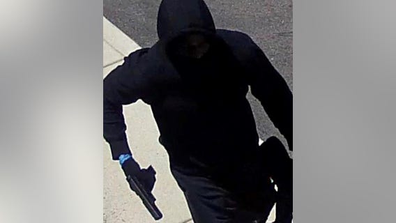 Manhunt continues for 2nd suspect after security guard killed at Gary bank