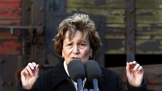 Holocaust survivor and Illinois Holocaust Museum leader Fritzie Fritzshall dies at age 91