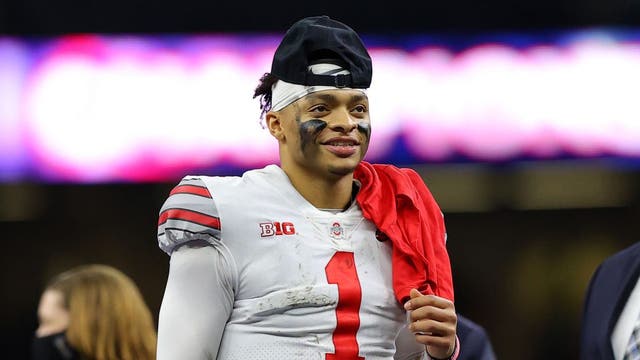 Justin Fields, Bears agree to 4-year, $18M deal with $11M signing bonus: report