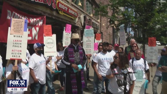 Portillo's workers strike outside River North restaurant