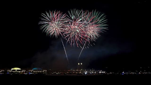 Lightfoot announces lakefront fireworks on July 3 to celebrate Chicago's reopening, Independence Day