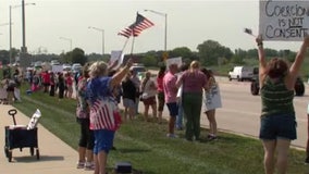 Dozens attend rally against Advocate Aurora's hospital employee vaccine mandate