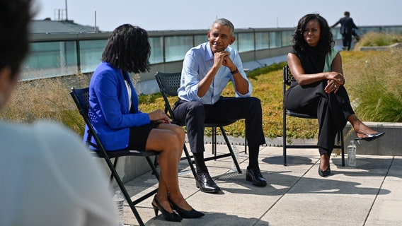 Obamas arrive in Chicago ahead of presidential center groundbreaking ceremony