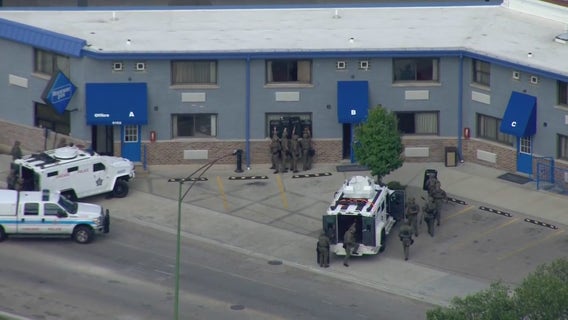 Man found dead after SWAT barricade situation at Chicago hotel