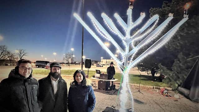 Suburbanites celebrate Hanukkah in Aurora with menorah lighting at Fox Valley Mall