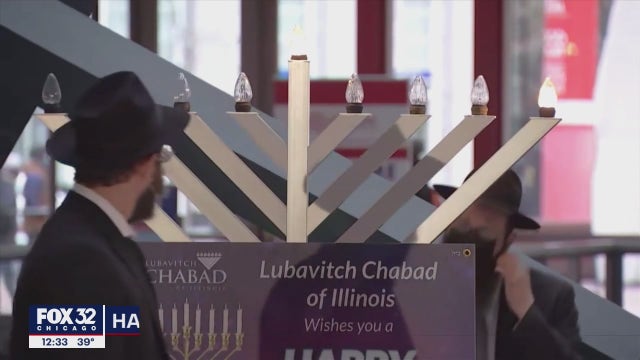 Gov. Pritzker lights menorah at Thompson Center to celebrate Hanukkah