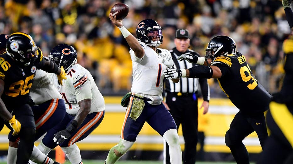 Justin Fields throws pass against Steelers