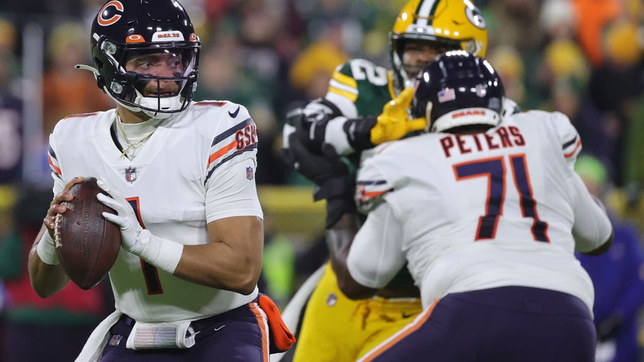 Chicago Bears QB Justin Fields begins big season with lackluster  performance in loss to Green Bay - The San Diego Union-Tribune