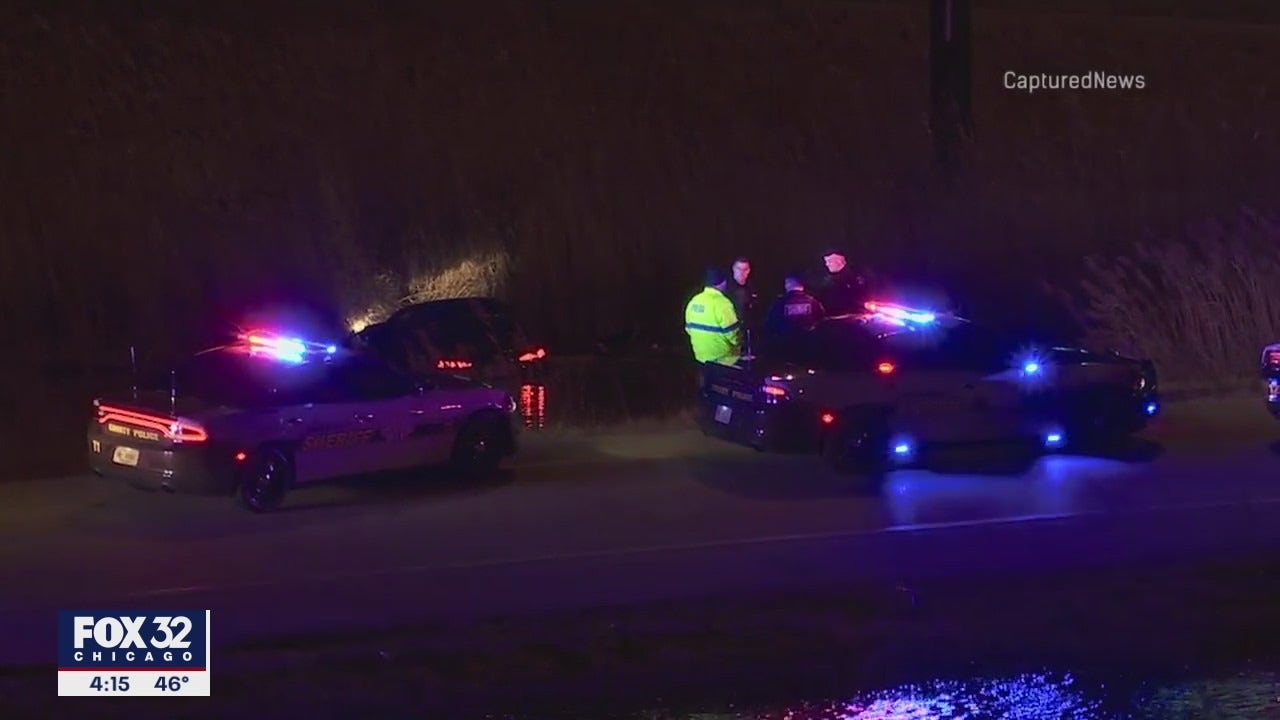 St. John, Indiana police officer risks own life to save 2 kids, mother who drove into retention pond - Vimarsana News