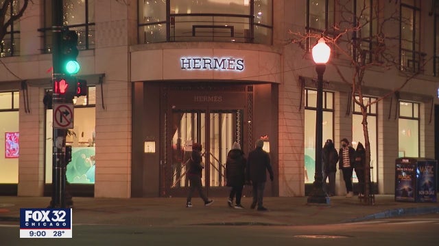 2 high-end Gold Coast stores robbed, security guard maced