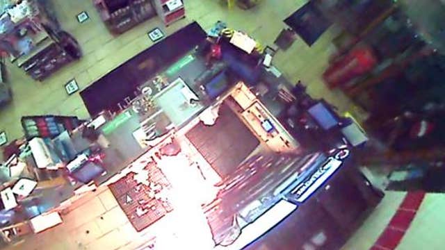 Man verbally assaults 7-Eleven cashier in Chicago, sets store on fire