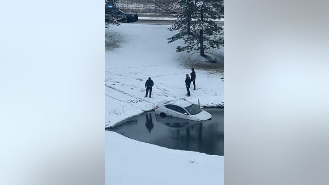 Stolen Bloomington car crashes into Orland Park pond, driver runs off