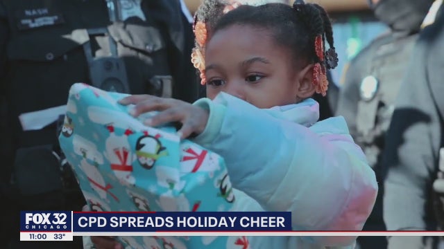 Chicago police spread holiday cheer with 'Operation Santa'