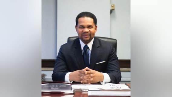 Aurora mayor visits 911 dispatchers, delivers personalized gifts