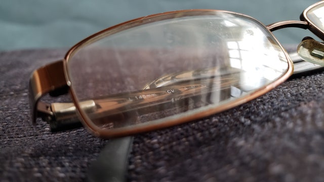 Burglars stealing designer eyeglass frames from Chicago stores